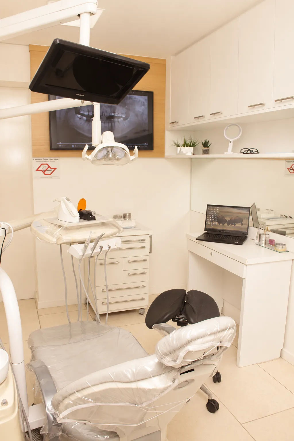 Consultório odontológico com cadeira e equipamentos