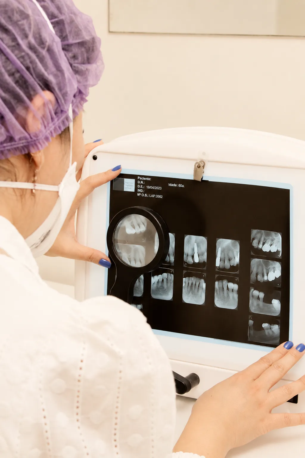 Dentista analisando radiografia digital no monitor