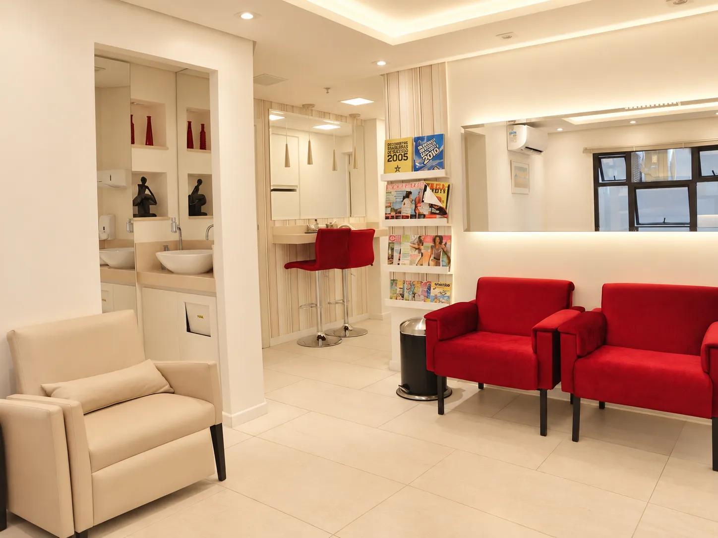 Recepção da Clínica Consalter com poltronas e balcão de atendimento